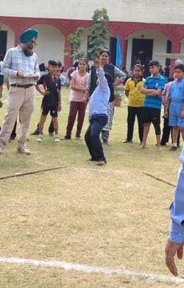 कबड्डी प्रतियोगिता में हिस्सा लेते प्रतिभागी। संवाद