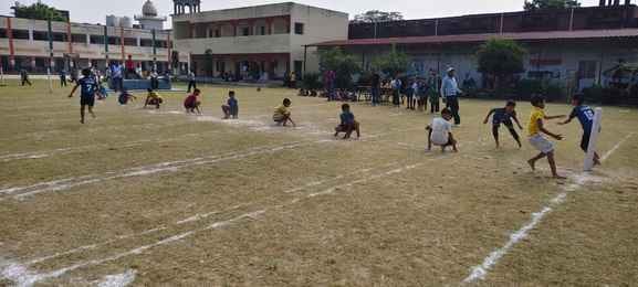 कबड्डी प्रतियोगिता में हिस्सा लेते प्रतिभागी। संवाद