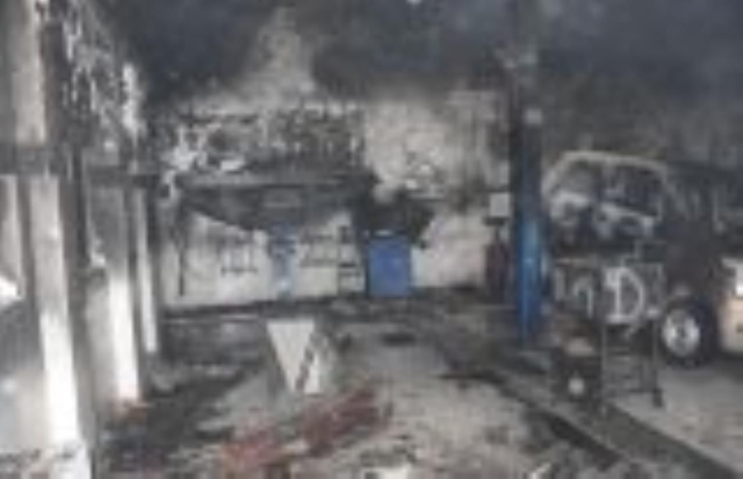 कल्याणपुर स्थित कार वर्कशॉप में लगी आग को बुझाते दमकम कर्मी। कल्याणपुर स्थित कार वर्कशॉप में लगी आग को बुझाते दमकम कर्मी।