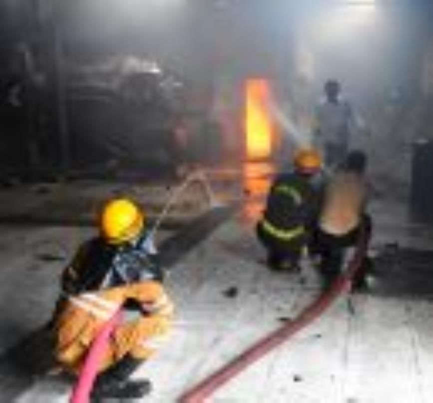 कल्याणपुर स्थित कार वर्कशॉप में लगी आग को बुझाते दमकम कर्मी। कल्याणपुर स्थित कार वर्कशॉप में लगी आग को बुझाते दमकम कर्मी।