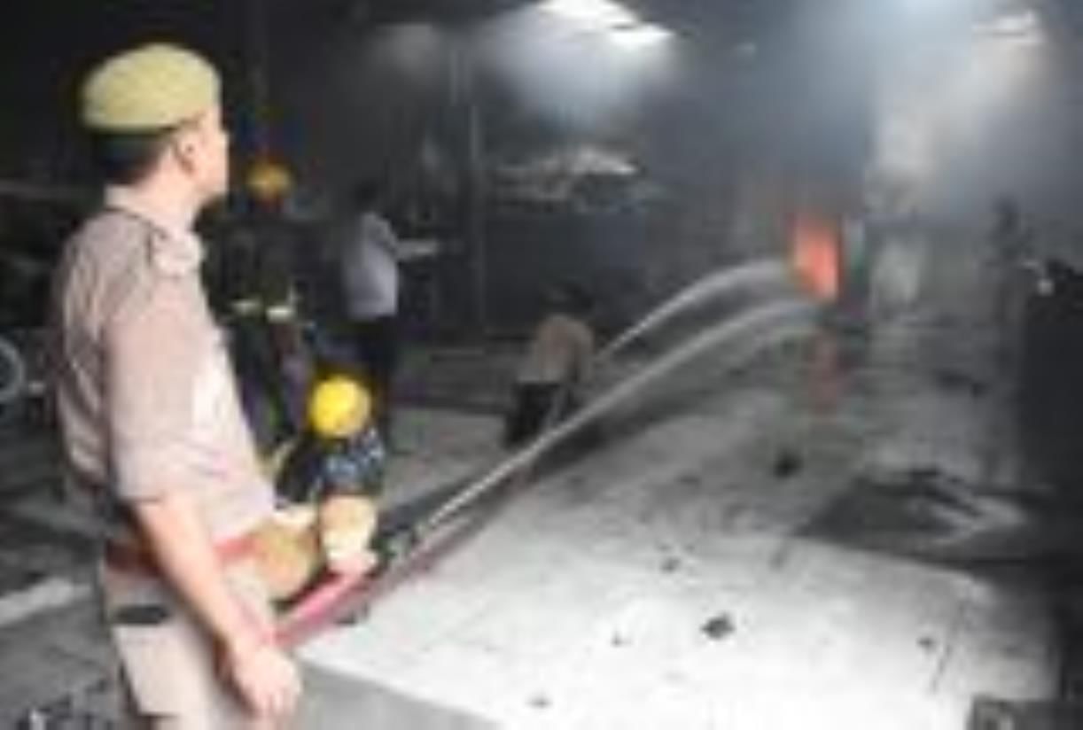 कल्याणपुर स्थित कार वर्कशॉप में लगी आग को बुझाते दमकम कर्मी। कल्याणपुर स्थित कार वर्कशॉप में लगी आग को बुझाते दमकम कर्मी।