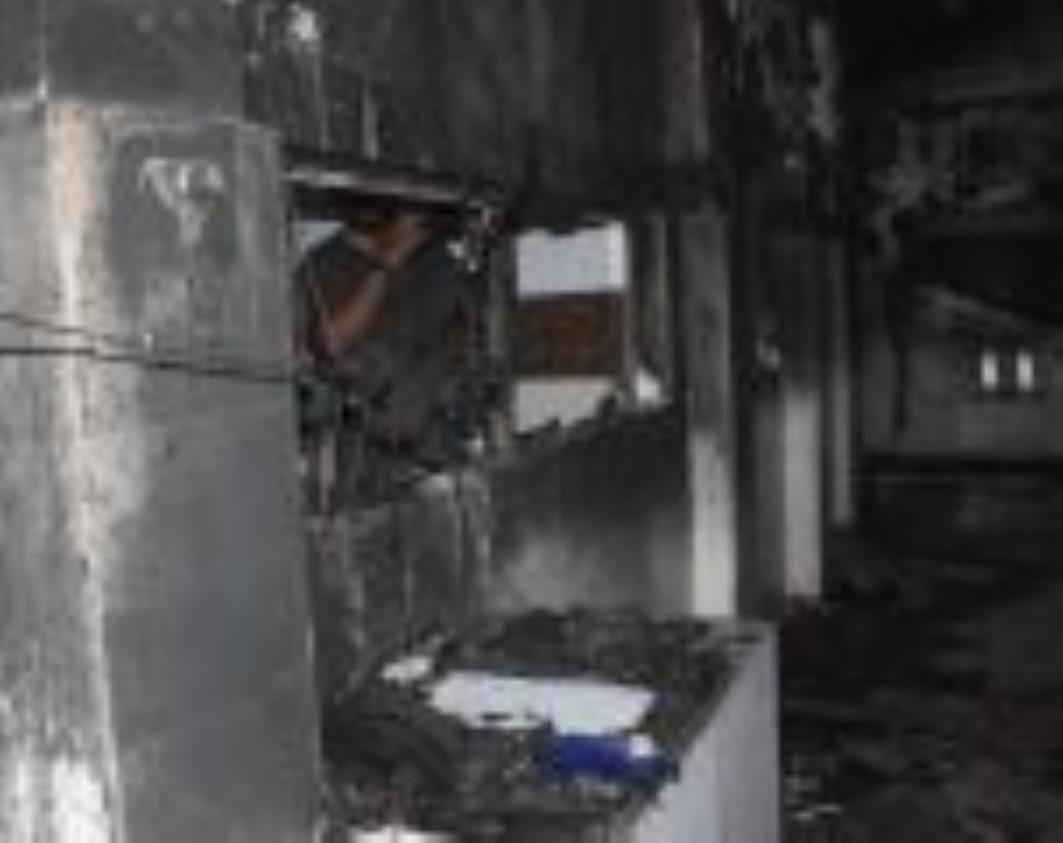 कल्याणपुर स्थित कार वर्कशॉप में लगी आग को बुझाते दमकम कर्मी। कल्याणपुर स्थित कार वर्कशॉप में लगी आग को बुझाते दमकम कर्मी।