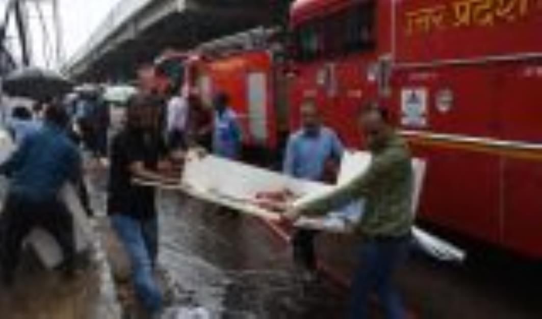 कल्याणपुर स्थित कार वर्कशॉप में लगी आग को बुझाते दमकम कर्मी। कल्याणपुर स्थित कार वर्कशॉप में लगी आग को बुझाते दमकम कर्मी।