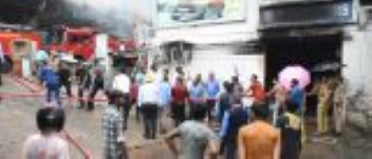 कल्याणपुर स्थित कार वर्कशॉप में लगी आग को बुझाते दमकम कर्मी। कल्याणपुर स्थित कार वर्कशॉप में लगी आग को बुझाते दमकम कर्मी।