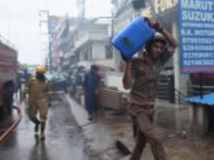 कल्याणपुर स्थित कार वर्कशॉप में लगी आग को बुझाते दमकम कर्मी। कल्याणपुर स्थित कार वर्कशॉप में लगी आग को बुझाते दमकम कर्मी।