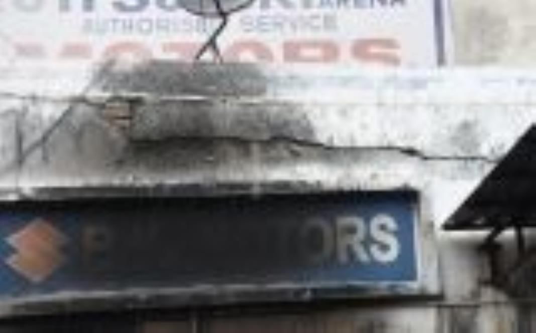 कल्याणपुर स्थित कार वर्कशॉप में लगी आग को बुझाते दमकम कर्मी। कल्याणपुर स्थित कार वर्कशॉप में लगी आग को बुझाते दमकम कर्मी।