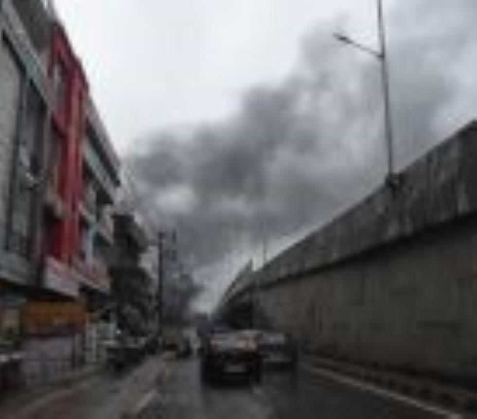 कल्याणपुर स्थित कार वर्कशॉप में लगी आग को बुझाते दमकम कर्मी। कल्याणपुर स्थित कार वर्कशॉप में लगी आग को बुझाते दमकम कर्मी।