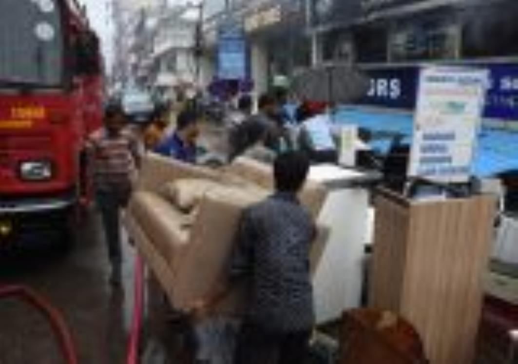 कल्याणपुर स्थित कार वर्कशॉप में लगी आग को बुझाते दमकम कर्मी। कल्याणपुर स्थित कार वर्कशॉप में लगी आग को बुझाते दमकम कर्मी।