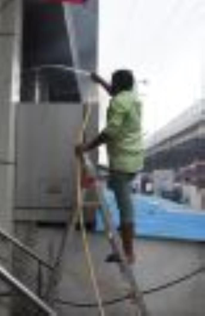 कल्याणपुर स्थित कार वर्कशॉप में लगी आग को बुझाते दमकम कर्मी। कल्याणपुर स्थित कार वर्कशॉप में लगी आग को बुझाते दमकम कर्मी।