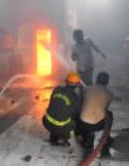 कल्याणपुर स्थित कार वर्कशॉप में लगी आग को बुझाते दमकम कर्मी। कल्याणपुर स्थित कार वर्कशॉप में लगी आग को बुझाते दमकम कर्मी।