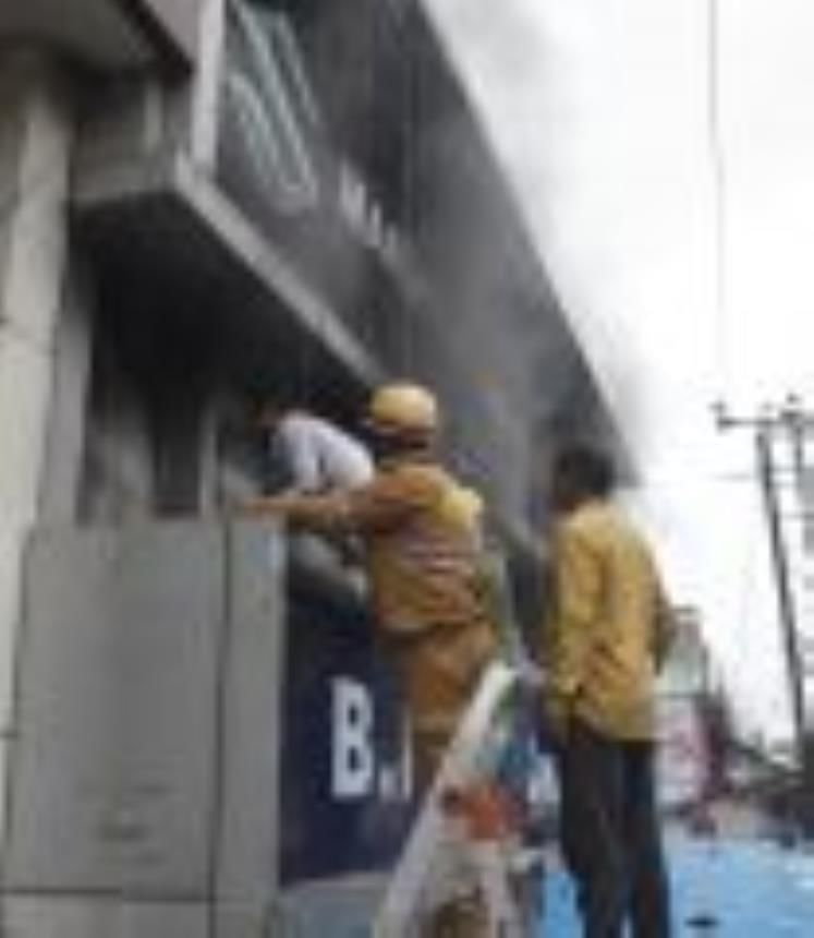 कल्याणपुर स्थित कार वर्कशॉप में लगी आग को बुझाते दमकम कर्मी। कल्याणपुर स्थित कार वर्कशॉप में लगी आग को बुझाते दमकम कर्मी।