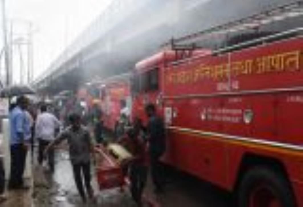 कल्याणपुर स्थित कार वर्कशॉप में लगी आग को बुझाते दमकम कर्मी। कल्याणपुर स्थित कार वर्कशॉप में लगी आग को बुझाते दमकम कर्मी।