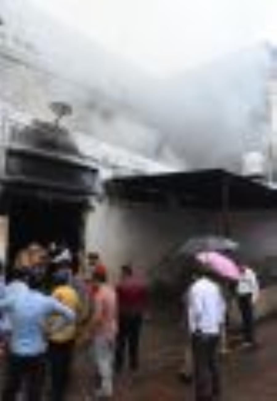 कल्याणपुर स्थित कार वर्कशॉप में लगी आग को बुझाते दमकम कर्मी। कल्याणपुर स्थित कार वर्कशॉप में लगी आग को बुझाते दमकम कर्मी।