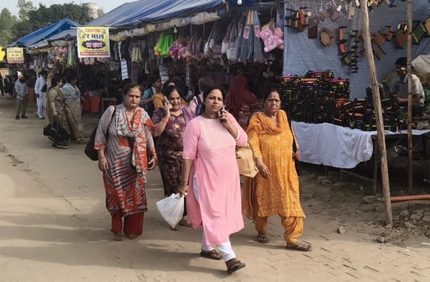 कपालमोचन मेले में लगाए जा रहे झूले। संवाद कपालमोचन मेले में लगाए जा रहे झूले। संवाद
