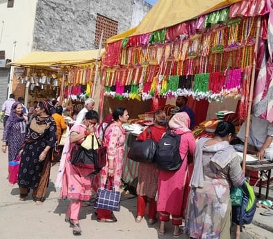 कपालमोचन मेले में लगाए जा रहे झूले। संवाद कपालमोचन मेले में लगाए जा रहे झूले। संवाद