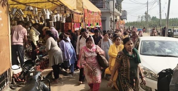 कपालमोचन मेले में लगाए जा रहे झूले। संवाद कपालमोचन मेले में लगाए जा रहे झूले। संवाद