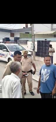 लाडवा। बच्चे के अपहरण मामले के बाद जांच के लिए पहुंची पुलिस व एकत्रित हुए लोग। संवाद लाडवा। बच्चे के अपहरण मामले के बाद जांच के लिए पहुंची पुलिस व एकत्रित हुए लोग। संवाद