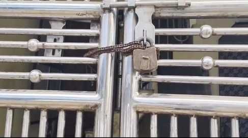 मकानों पर लगे ताले