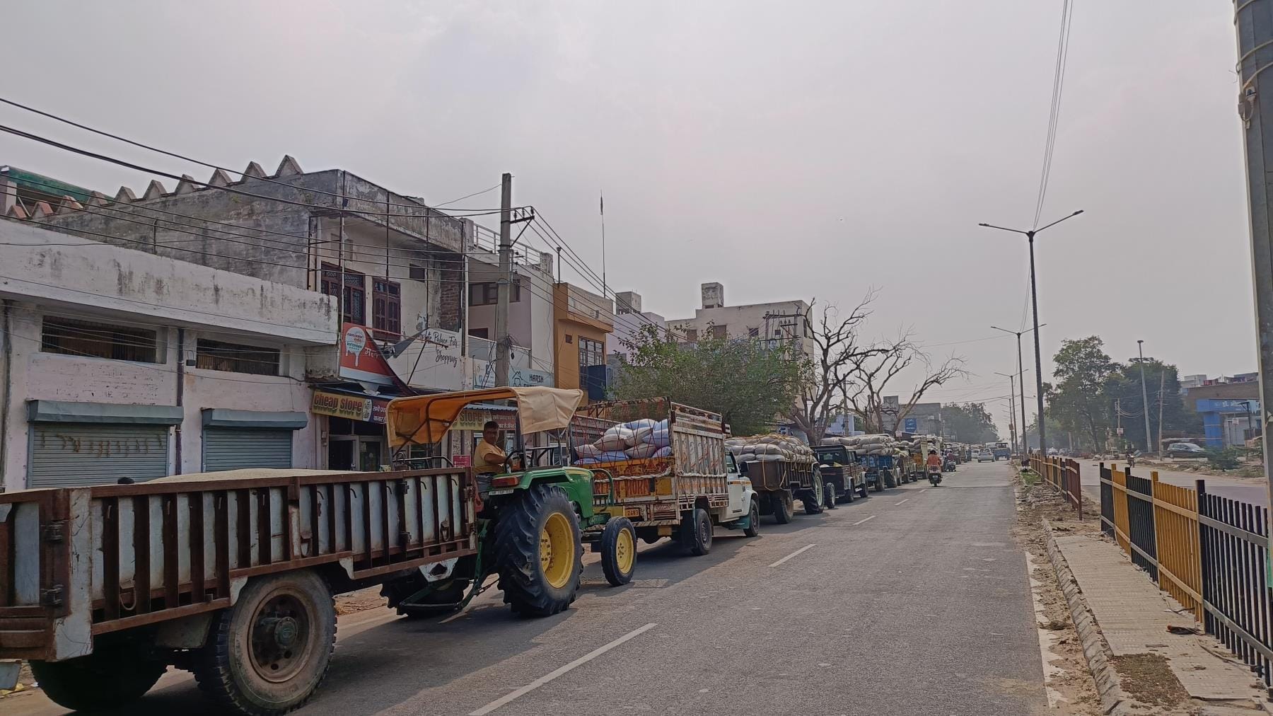 पोर्टल बंद होने पर सड़क के बीच धरने पर बैठे किसान। पोर्टल बंद होने पर सड़क के बीच धरने पर बैठे किसान।