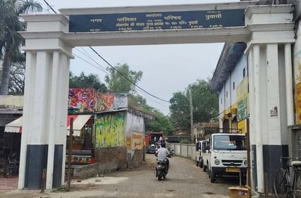 पुवायां में सार्वजनिक मार्ग पर लगवाया गया गेट। संवाद