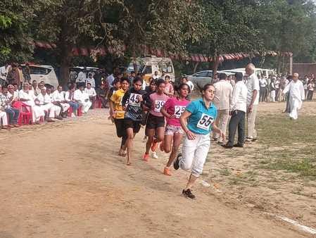 रन फॉर यूनिटी मैराथन में हिस्सा लेते छात्र स्रोत पुलिस