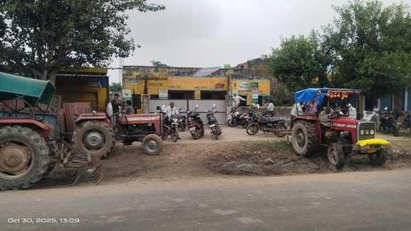 सहकारी समिति इरादतनगर पर डीएपी लेने मौजूद किसान सहकारी समिति इरादतनगर पर डीएपी लेने मौजूद किसान
