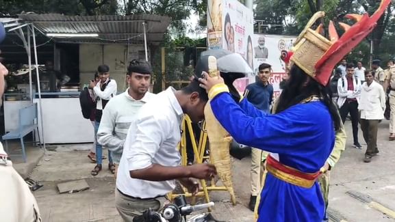 सड़क पर नजर आए यमराज और चित्रगुप्त सड़क पर नजर आए यमराज और चित्रगुप्त