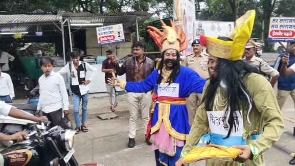 सड़क पर नजर आए यमराज और चित्रगुप्त सड़क पर नजर आए यमराज और चित्रगुप्त