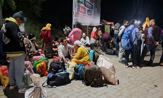 सिंधौली में दिल्ली-पलिया हाईवे पर छुटा पशु को बचाने में टकराई क्षतिग्रस्त बस सड़क से हटाती क्रे