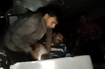 सिंधौली में दिल्ली-पलिया हाईवे पर छुटा पशु को बचाने में टकराई क्षतिग्रस्त बस सड़क से हटाती क्रे
