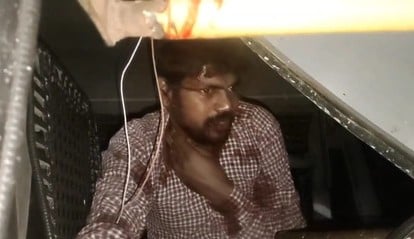 सिंधौली में दिल्ली-पलिया हाईवे पर छुटा पशु को बचाने में टकराई क्षतिग्रस्त बस सड़क से हटाती क्रे