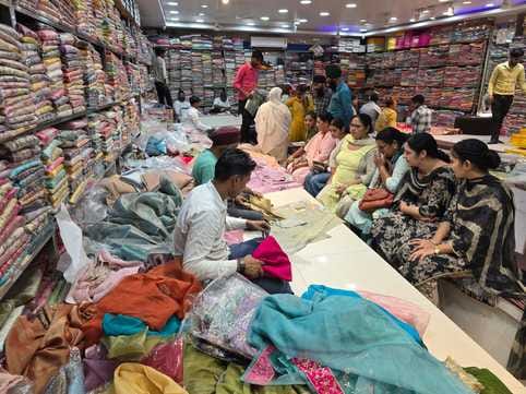 शाहजहांपुर में फ्रिज की खरीदारी करते लोग। संवाद