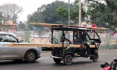 शाहजहांपुर में जर्जर ई-रिक्शे में बच्चों को बैठाकर ले जाता चालक। संवाद शाहजहांपुर में जर्जर ई-रिक्शे में बच्चों को बैठाकर ले जाता चालक। संवाद