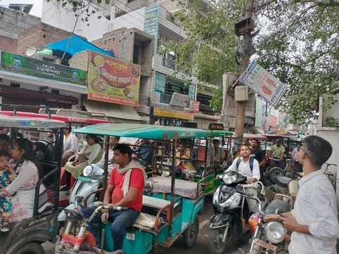 शाहजहांपुर में जर्जर ई-रिक्शे में बच्चों को बैठाकर ले जाता चालक। संवाद शाहजहांपुर में जर्जर ई-रिक्शे में बच्चों को बैठाकर ले जाता चालक। संवाद