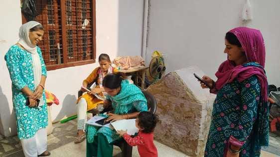 शहर में टीबी की सर्वे करती विभाग की टीम। संवाद शहर में टीबी की सर्वे करती विभाग की टीम। संवाद