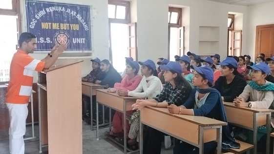 ददाहू में डीएसपी संगड़ाह मुकेश डड्वाल के साथ रन फॉर यूनिट दौड़ के विजेता व दूसरे प्रतिभागी। संव ददाहू में डीएसपी संगड़ाह मुकेश डड्वाल के साथ रन फॉर यूनिट दौड़ के विजेता व दूसरे प्रतिभागी। संव