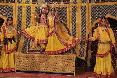 देवकली में रामलीला का मंचन करते कलाकार। संवाद देवकली में रामलीला का मंचन करते कलाकार। संवाद