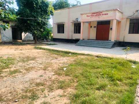 06 : डायट परिसर में पांच जून को डीएम ने लगे थे पौधे। फाइल फोटो 06 : डायट परिसर में पांच जून को डीएम ने लगे थे पौधे। फाइल फोटो
