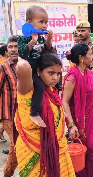 40-परिक्रमा के दौरान भजन का गान करतीं महिलाएं।-संवाद