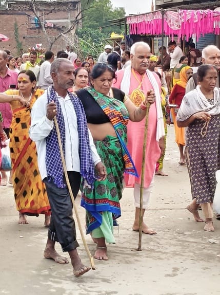 40-परिक्रमा के दौरान भजन का गान करतीं महिलाएं।-संवाद