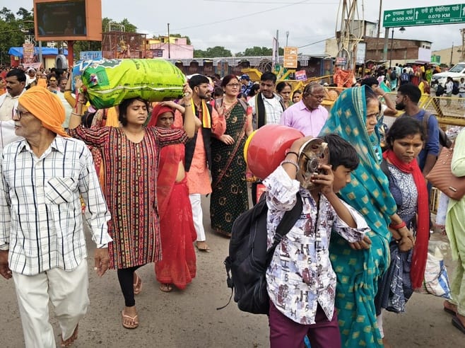 40-परिक्रमा के दौरान भजन का गान करतीं महिलाएं।-संवाद