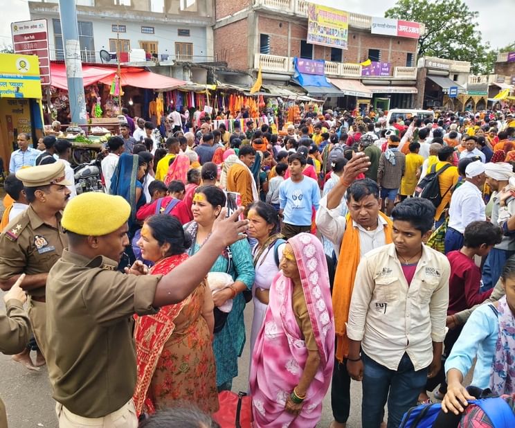 43-पचकोसी परिक्रमा में शामिल श्रद्धालु।-संवाद