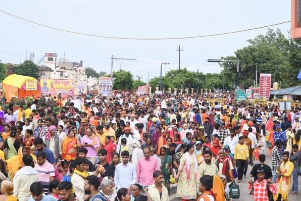 43-पचकोसी परिक्रमा में शामिल श्रद्धालु।-संवाद