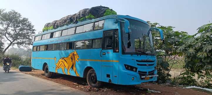 अमरिया कस्बे में खड़ी स्लीपर बस की छत पर तीन से चार फुट ऊंचाई तक लदा सामान। संवाद अमरिया कस्बे में खड़ी स्लीपर बस की छत पर तीन से चार फुट ऊंचाई तक लदा सामान। संवाद