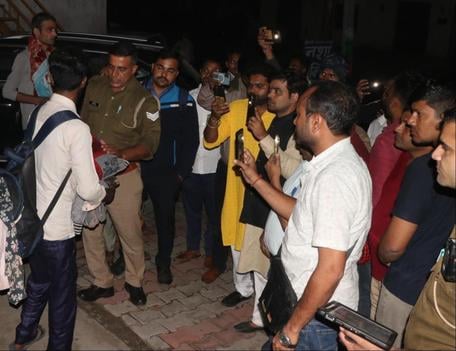 बिजनौर के मोहल्ला ज्ञान विहार के बाहर नशा मुक्ति केंद्र में युवक की मौत के बाद विलाप करते परिजन
