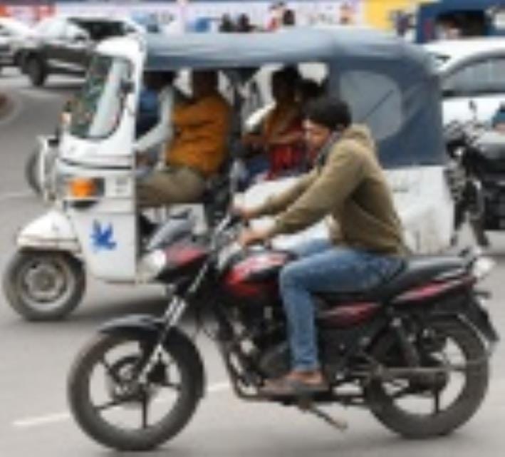 बिना हेलमेट व ट्रिपलिंग कर बाइक चलाते लोग। बिना हेलमेट व ट्रिपलिंग कर बाइक चलाते लोग।