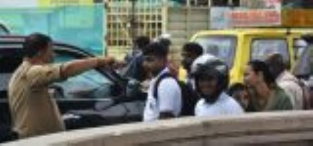 बिना हेलमेट व ट्रिपलिंग कर बाइक चलाते लोग। बिना हेलमेट व ट्रिपलिंग कर बाइक चलाते लोग।