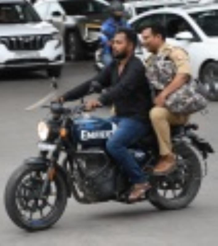 बिना हेलमेट व ट्रिपलिंग कर बाइक चलाते लोग। बिना हेलमेट व ट्रिपलिंग कर बाइक चलाते लोग।