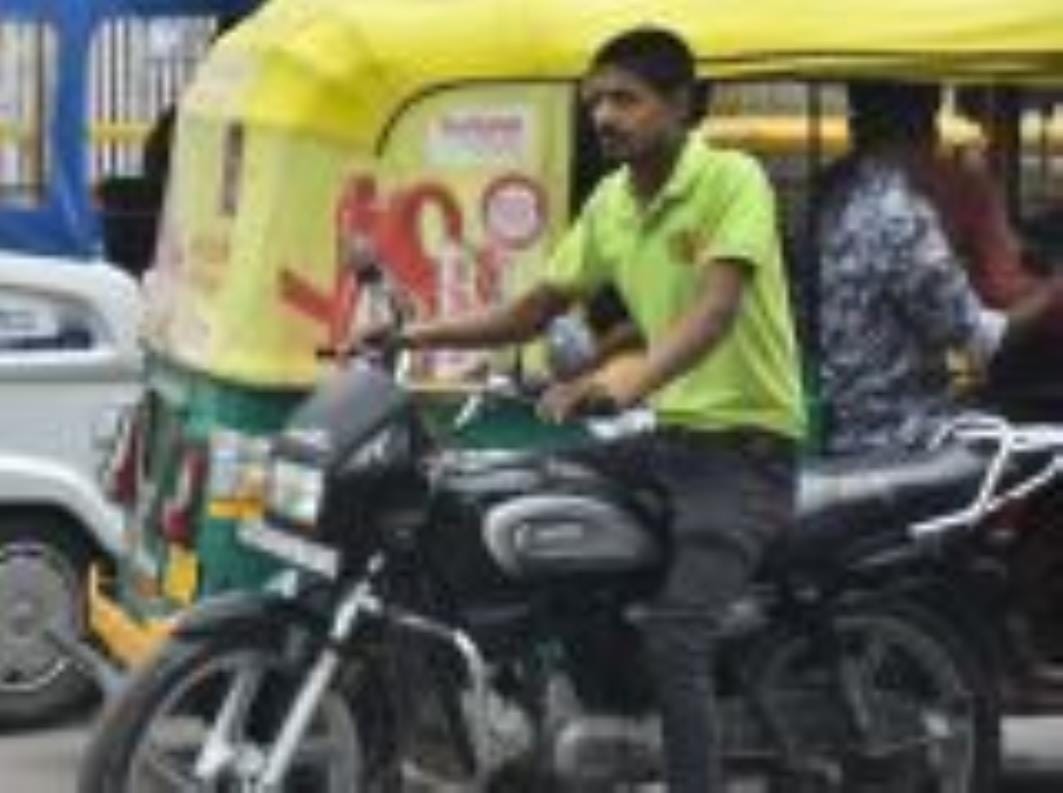 बिना हेलमेट व ट्रिपलिंग कर बाइक चलाते लोग। बिना हेलमेट व ट्रिपलिंग कर बाइक चलाते लोग।