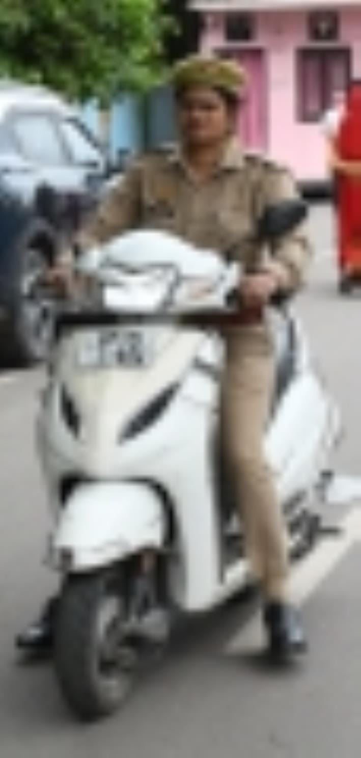 बिना हेलमेट व ट्रिपलिंग कर बाइक चलाते लोग। बिना हेलमेट व ट्रिपलिंग कर बाइक चलाते लोग।